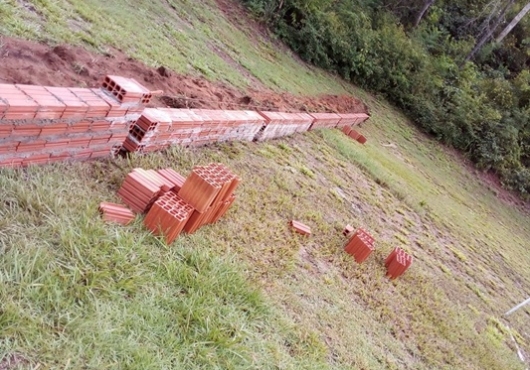ASSEMJA | Construo Suporte Atrs do Campo 